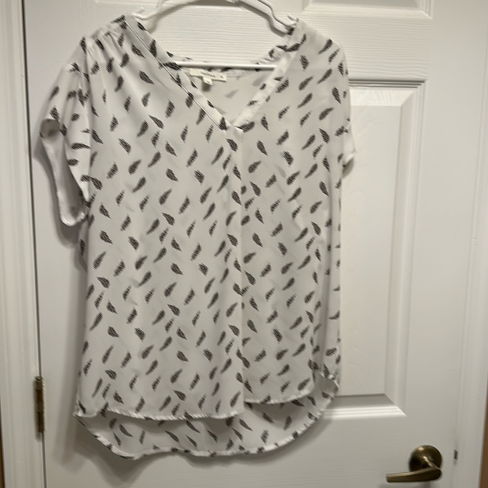 fun 2 fun White V-Neck Short Sleeve Blouse with Black Feather Print